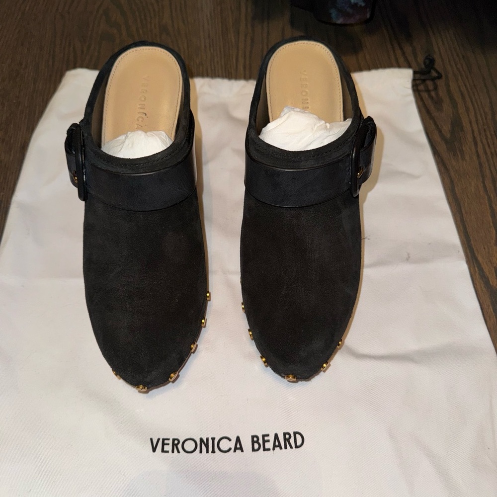 Veronica, Beard clogs